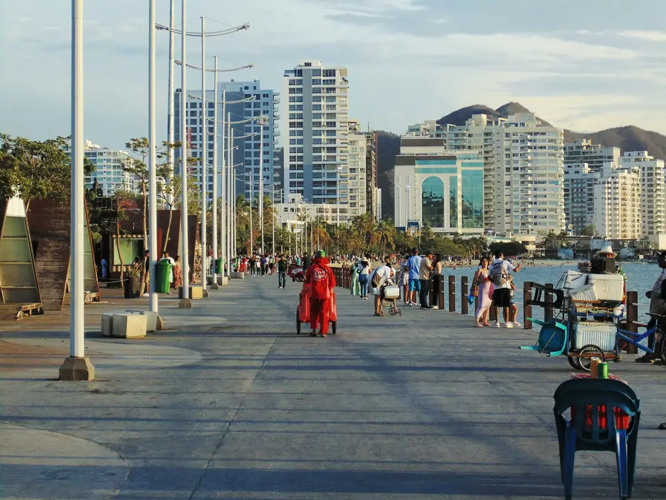 People walk on a pier by a city skyline — Chapada Diamantina