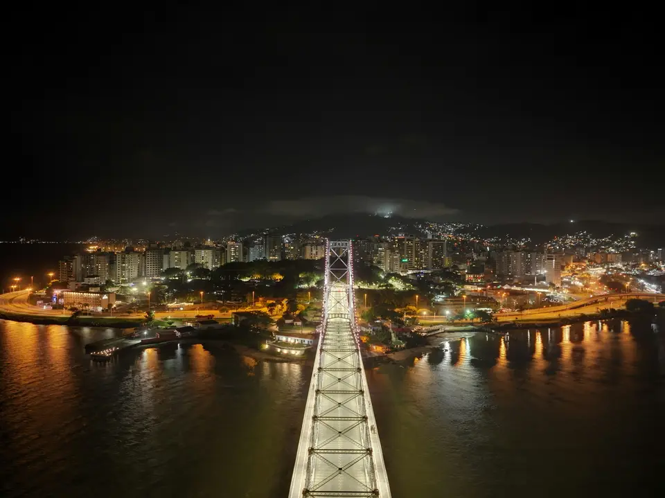 A view of a bridge over a body of water at night — Florianópolis