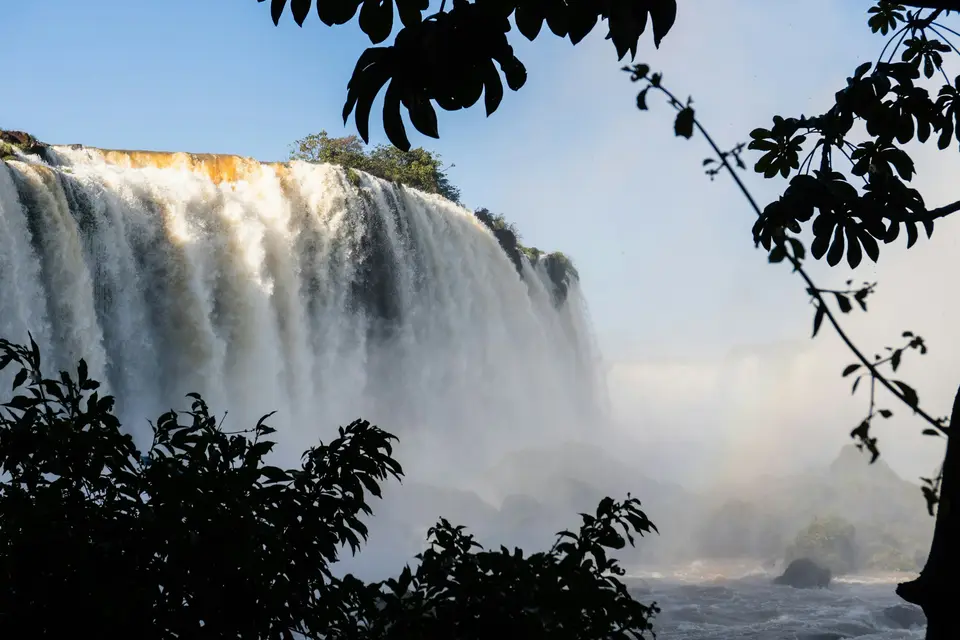 Magnificent waterfall in the bright sunlight — Foz do Iguaçu