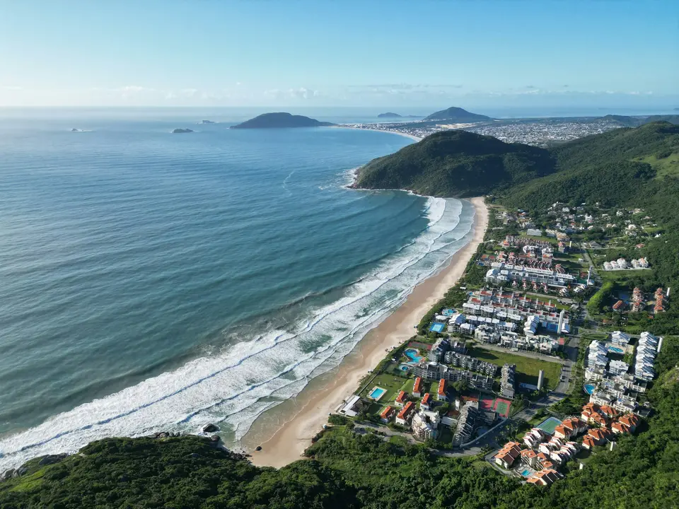 a bird's eye view of a beach and ocean — Ilha Grande