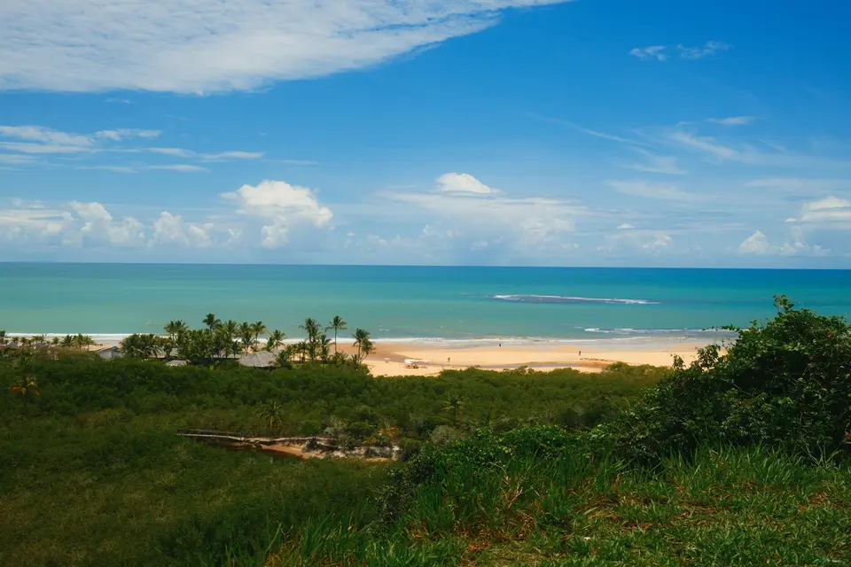 A view of a beach and ocean from a hill — Jericoacoara