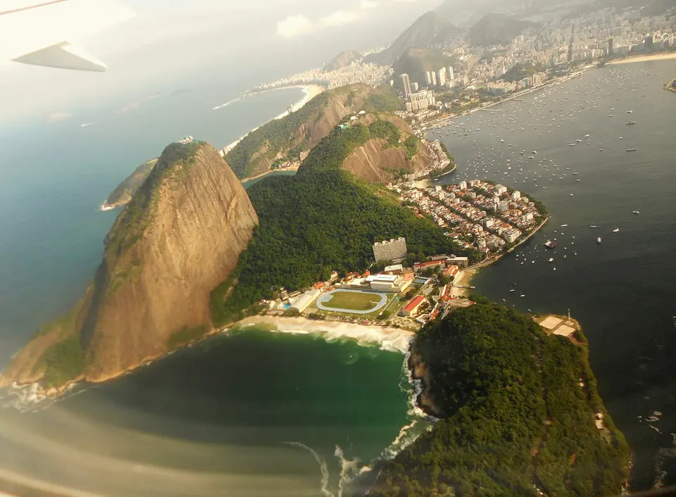 Rio de janeiro's iconic sugarloaf mountain and coastline from above — Paraty