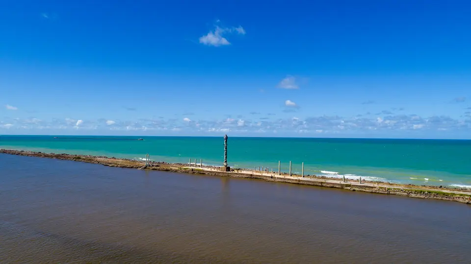 A large body of water sitting next to a beach — Porto de Galinhas