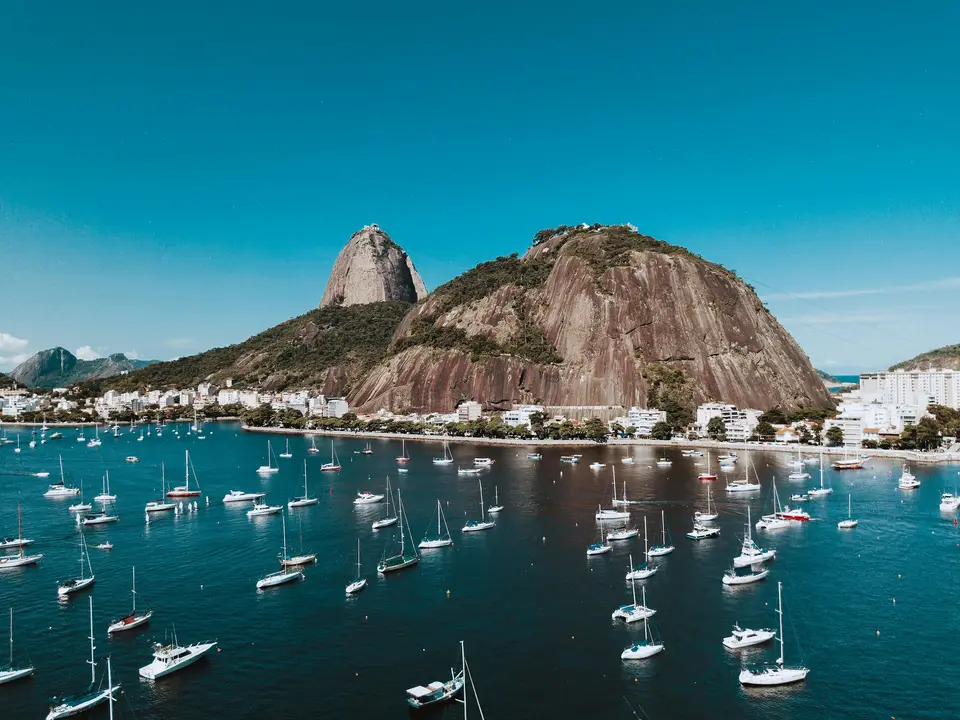 boats on sea near brown mountain under blue sky during daytime — Rio de Janeiro