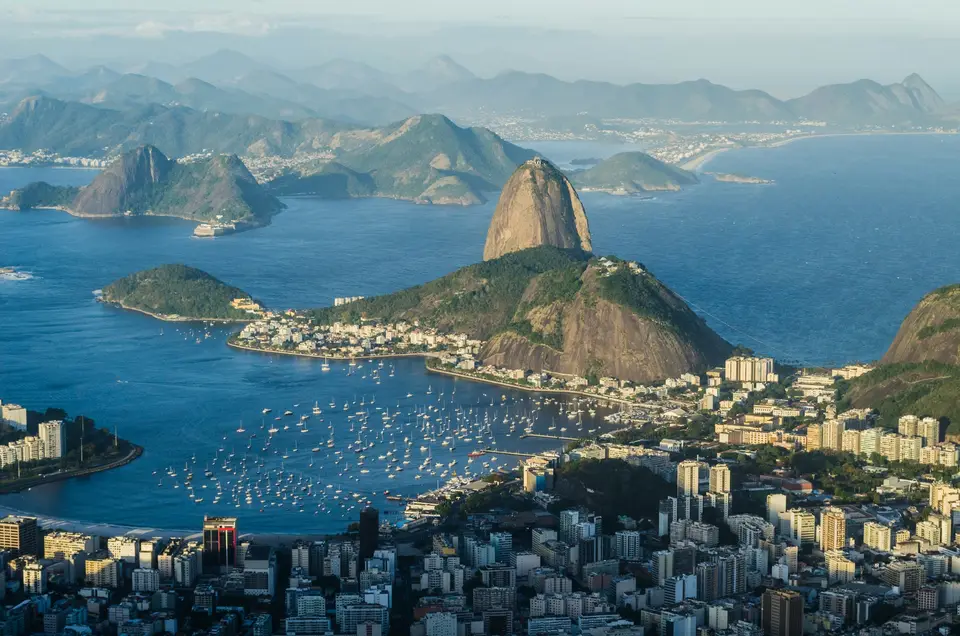 mountains and buildings on lake — Rio de Janeiro