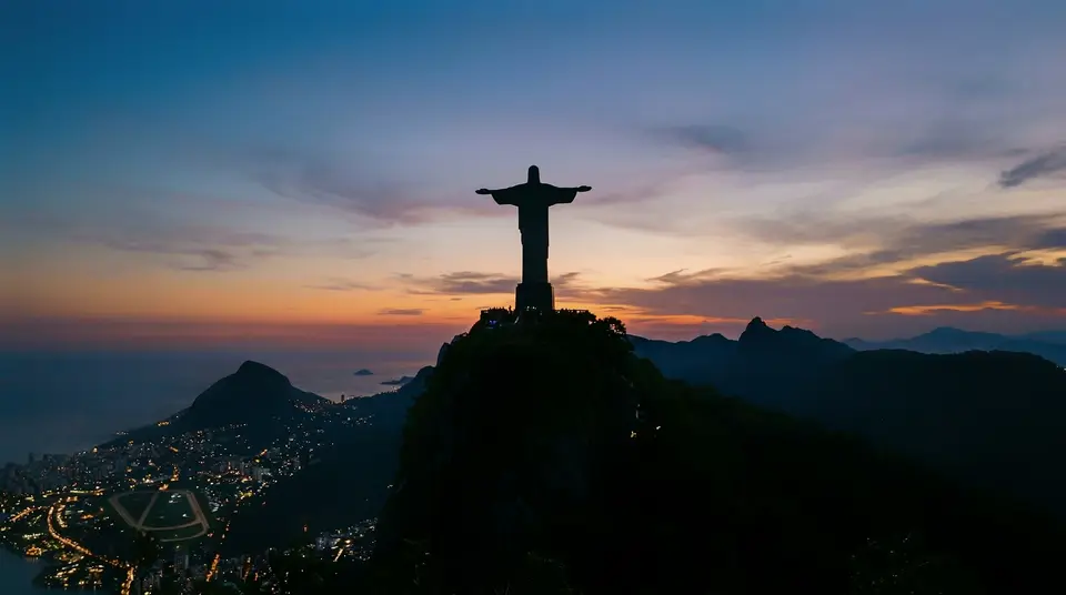 Christ the redeemer statue overlooking rio de janeiro at sunset — Rio de Janeiro