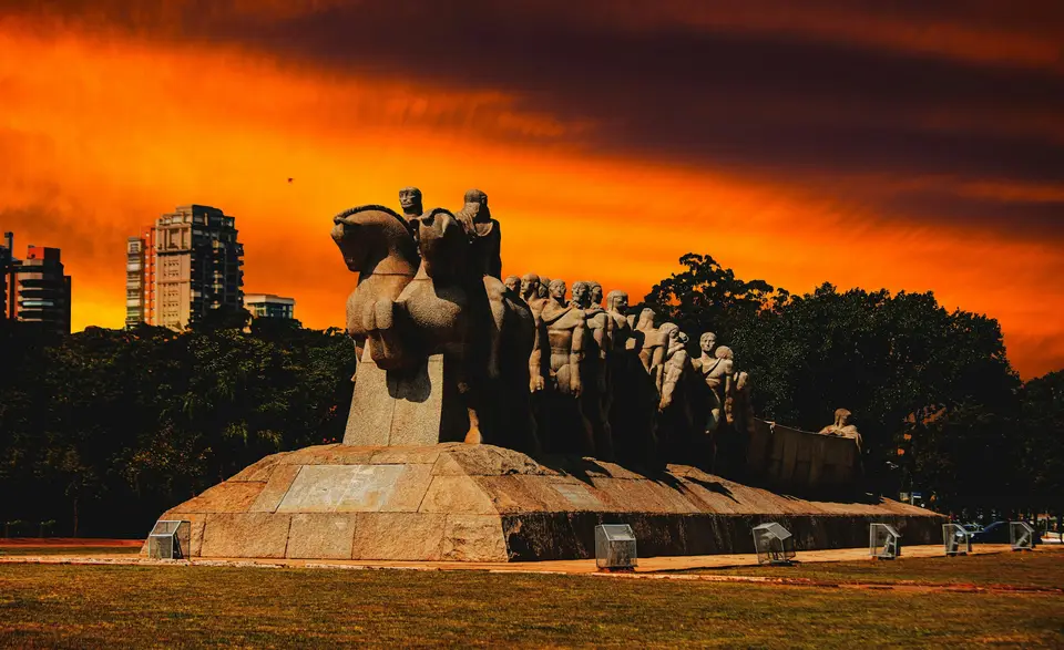 statue of people on green grass field during sunset — São Paulo